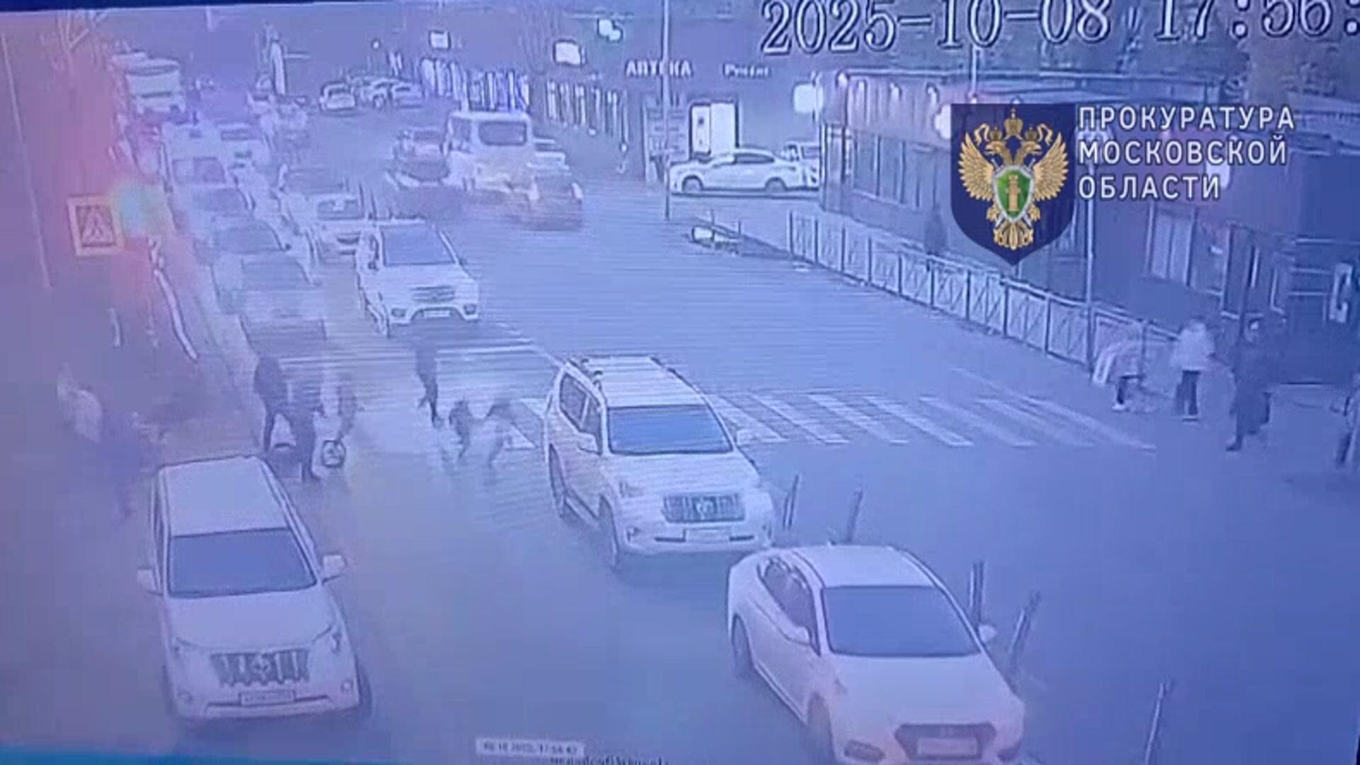 В подмосковных Люберцах багги сбил двух 4-летних детей В подмосковных Люберцах багги сбил двух 4-летних детей - РИА Новости, 1920, 08.10.2025