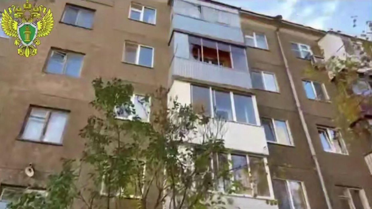 Место проишествия, где уфимец сбросил с четвертого этажа четырехлетнего ребенка. Кадр видео Место проишествия, где уфимец сбросил с четвертого этажа четырехлетнего ребенка. Кадр видео - РИА Новости, 1920, 10.10.2025