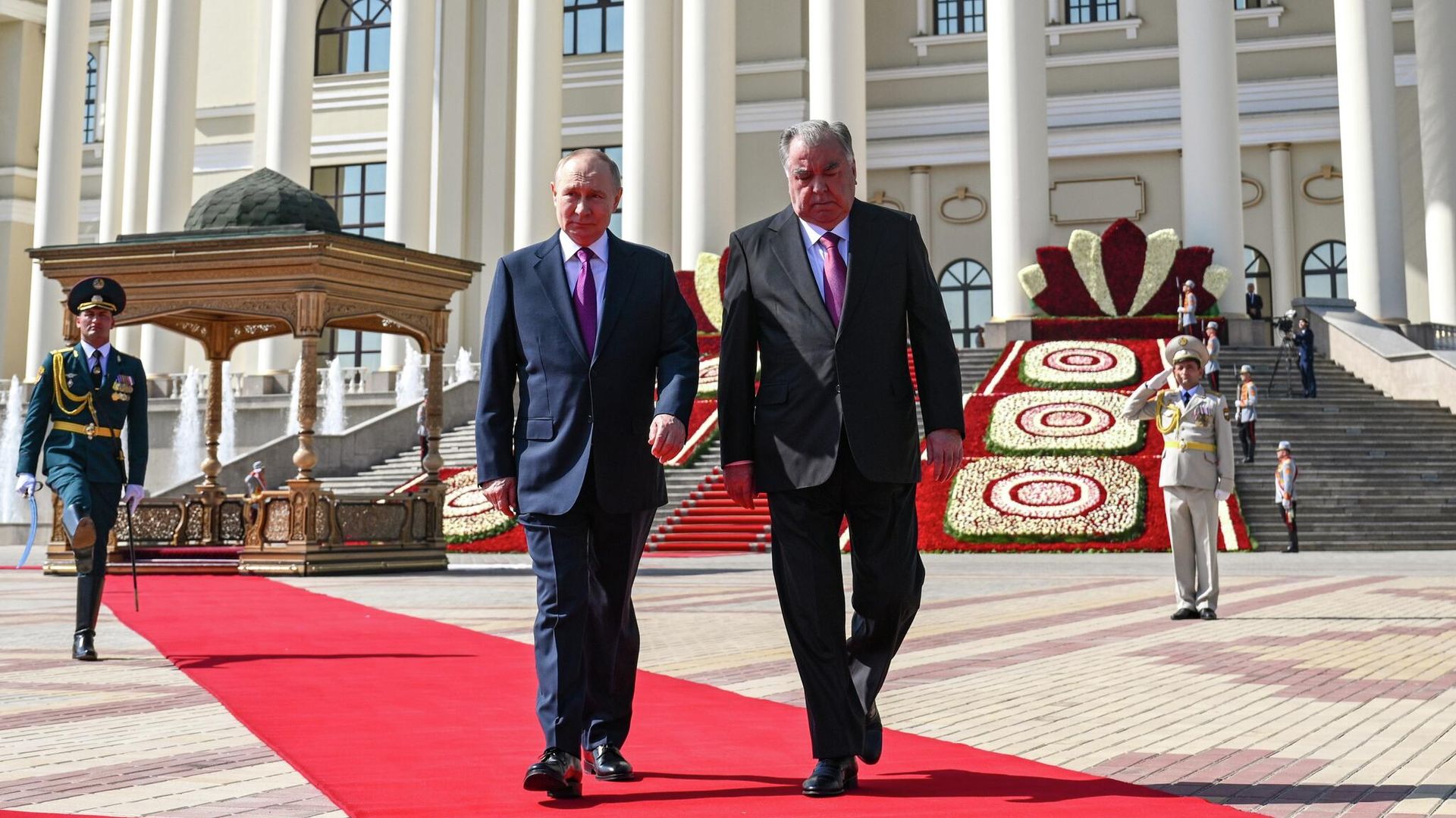 Президент России Владимир Путин и президент Таджикистана Эмомали Рахмон во время встречи в Дворце Нации в Душанбе Президент России Владимир Путин и президент Таджикистана Эмомали Рахмон во время встречи в Дворце Нации в Душанбе - РИА Новости, 1920, 09.10.2025