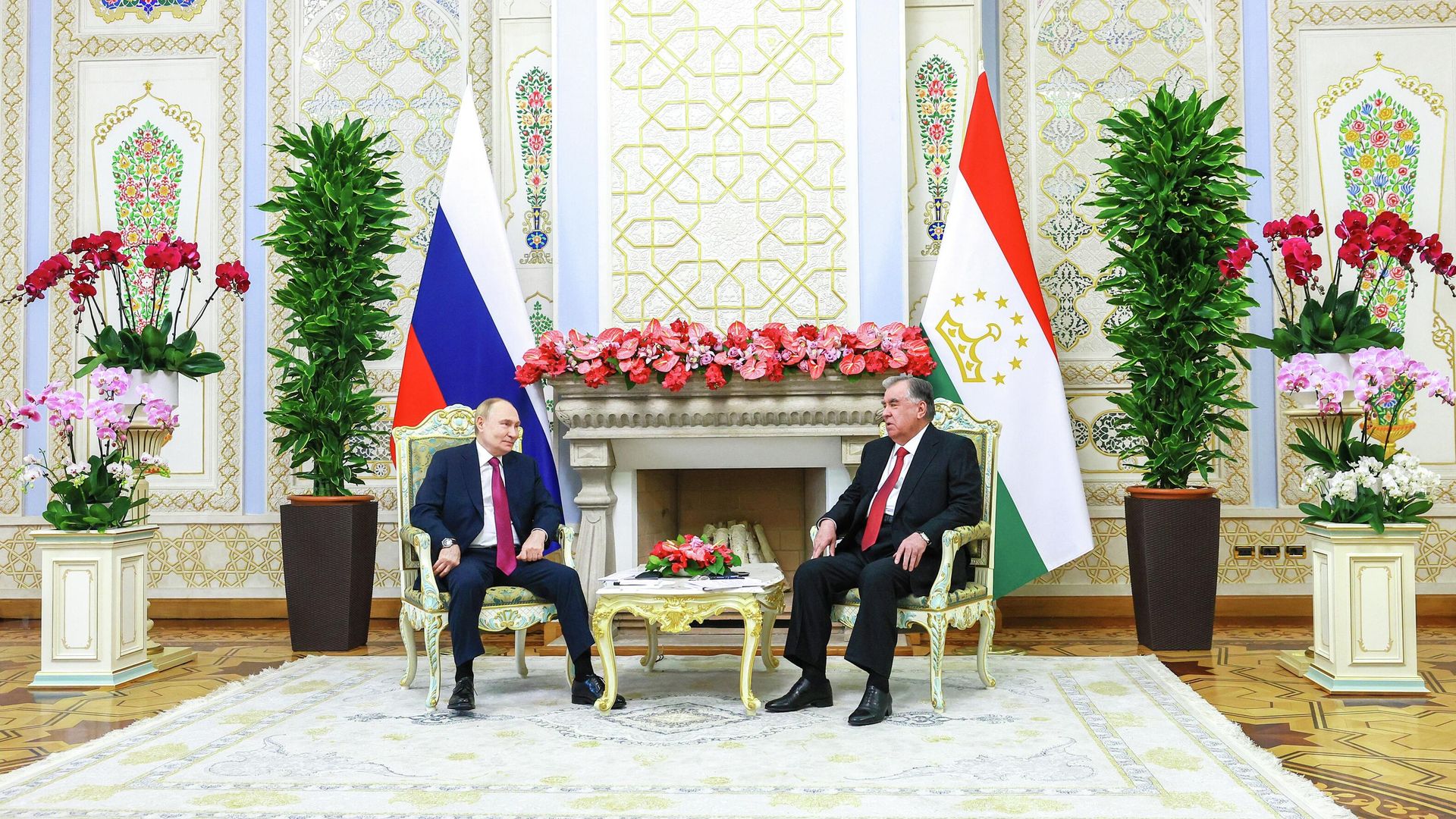 Президент России Владимир Путин и президент Таджикистана Эмомали Рахмон во время встречи во Дворце Нации в Душанбе - РИА Новости, 1920, 09.10.2025