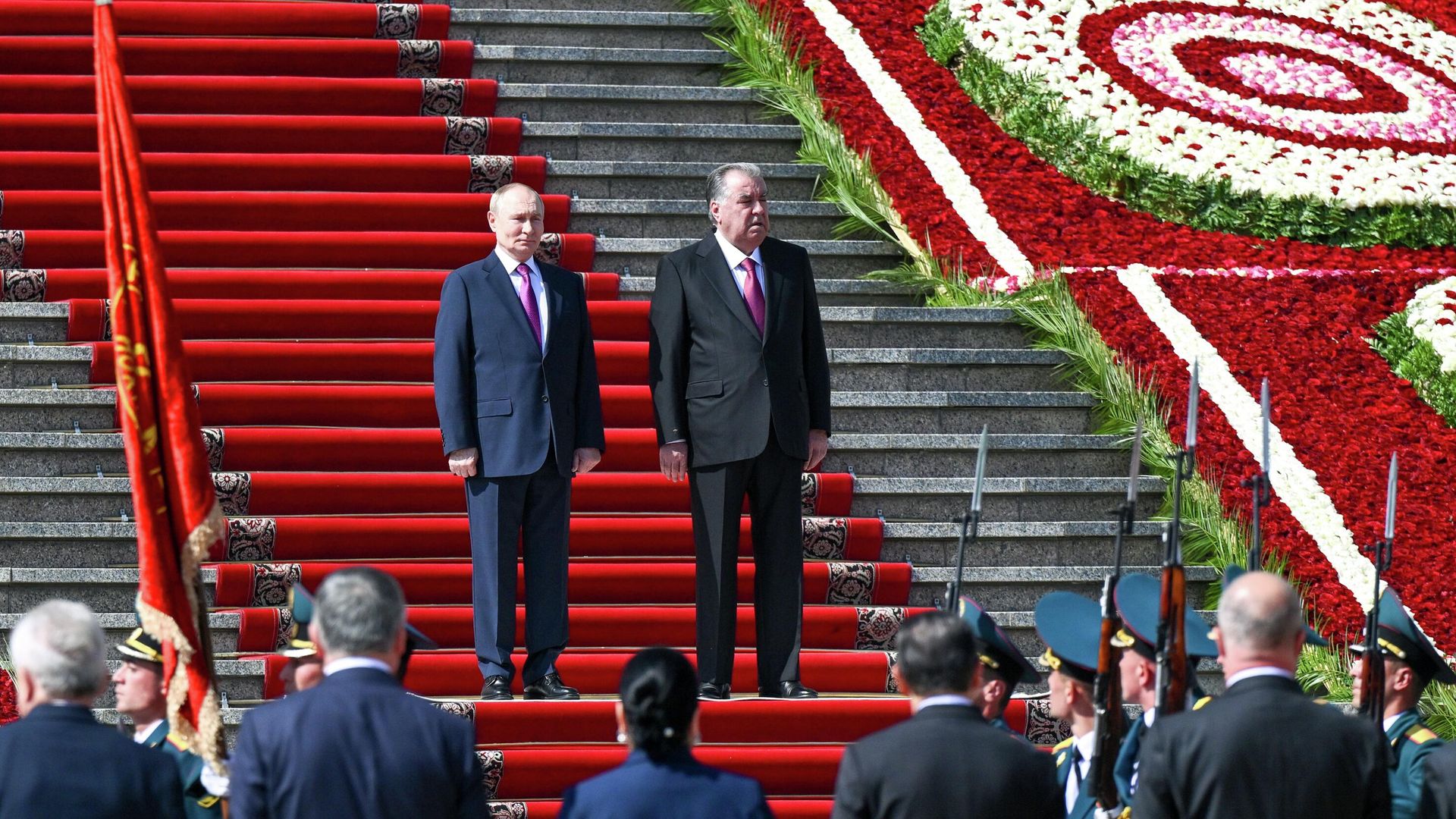 Владимир Путин и президент Таджикистана Эмомали Рахмон во время встречи в Дворце Нации в Душанбе - РИА Новости, 1920, 09.10.2025