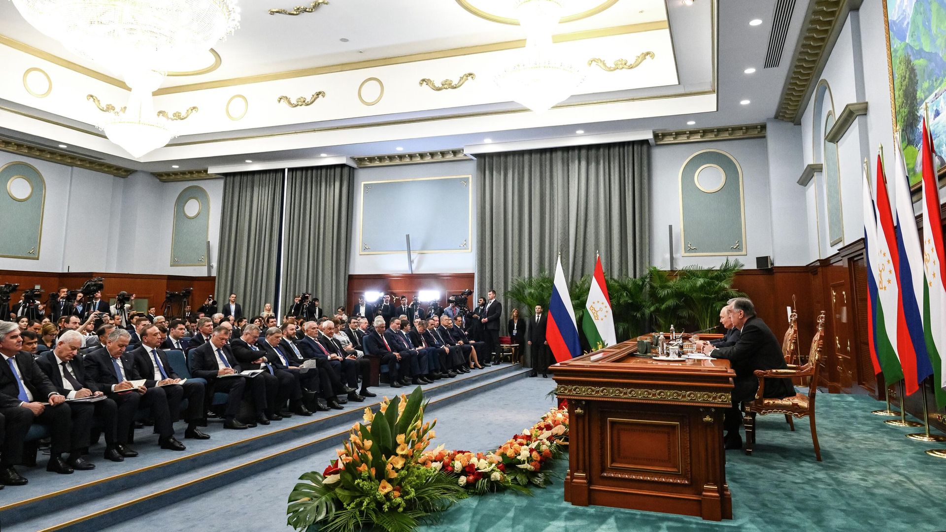 Президент РФ Владимир Путин и президент Таджикистана Эмомали Рахмон во время заявления для СМИ в Дворце Нации в Душанбе - РИА Новости, 1920, 09.10.2025