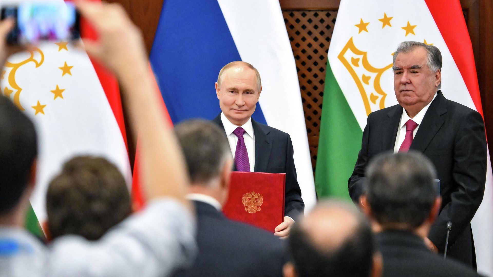 Президент России Владимир Путин и президент Таджикистана Эмомали Рахмон во время церемонии обмена подписанными документами в Дворце Нации в Душанбе Президент России Владимир Путин и президент Таджикистана Эмомали Рахмон во время церемонии обмена подписанными документами в Дворце Нации в Душанбе - РИА Новости, 1920, 09.10.2025