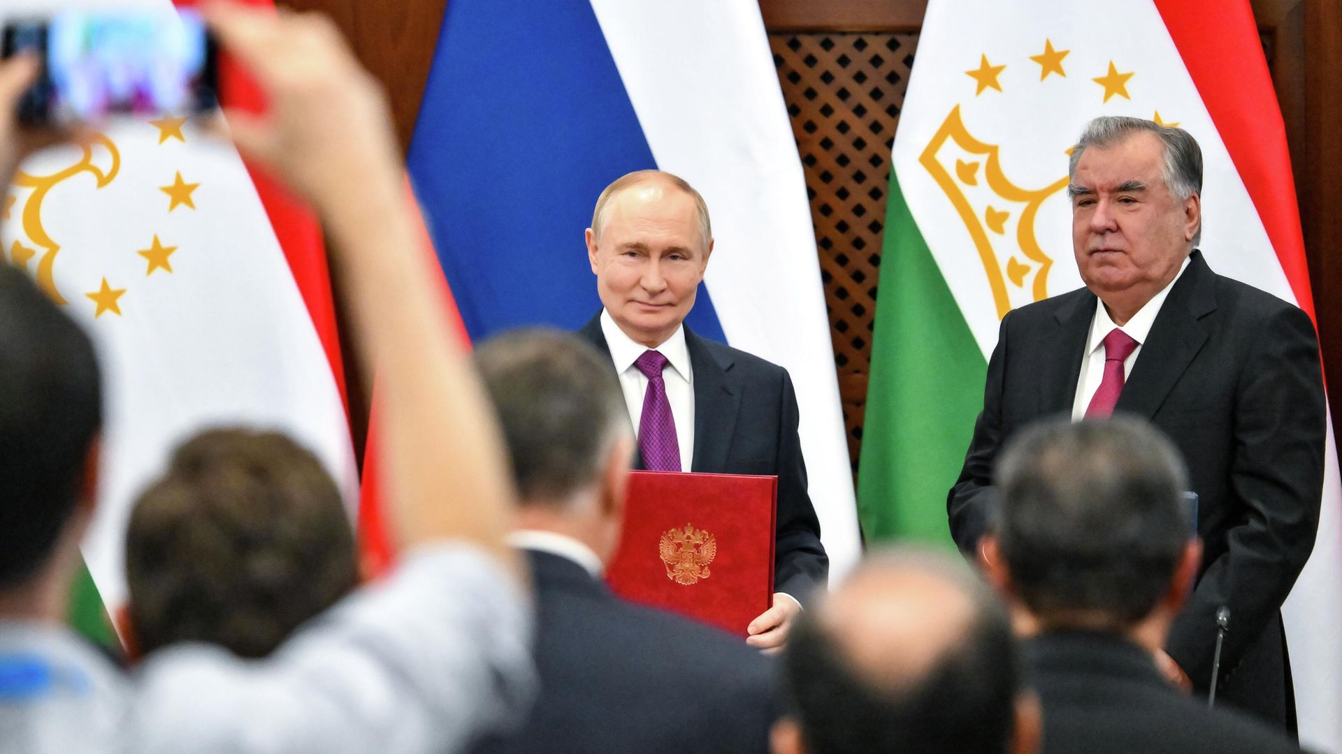 Путин и Рахмон завершили переговоры в Душанбе Путин и Рахмон завершили переговоры в Душанбе - РИА Новости, 1920, 09.10.2025