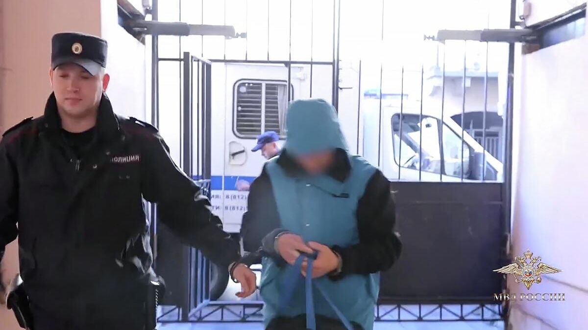 Подозреваемый в организации финансовой пирамиды в Санкт-Петербурге Подозреваемый в организации финансовой пирамиды в Санкт-Петербурге - РИА Новости, 1920, 09.10.2025