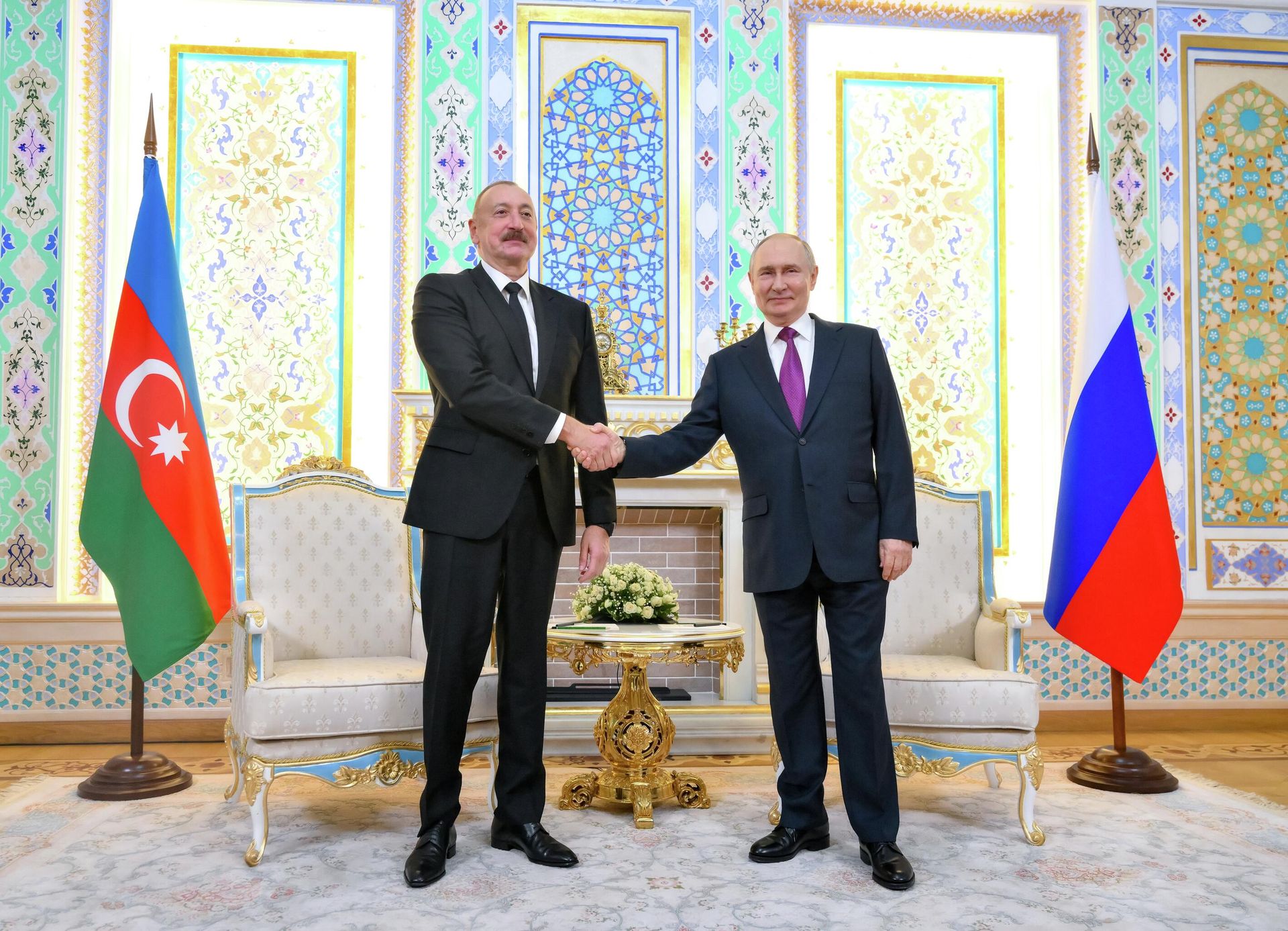 Президент РФ Владимир Путин и президент Азербайджана Ильхам Алиев во время встречи в Правительственной резиденции в Душанбе - РИА Новости, 1920, 09.10.2025
