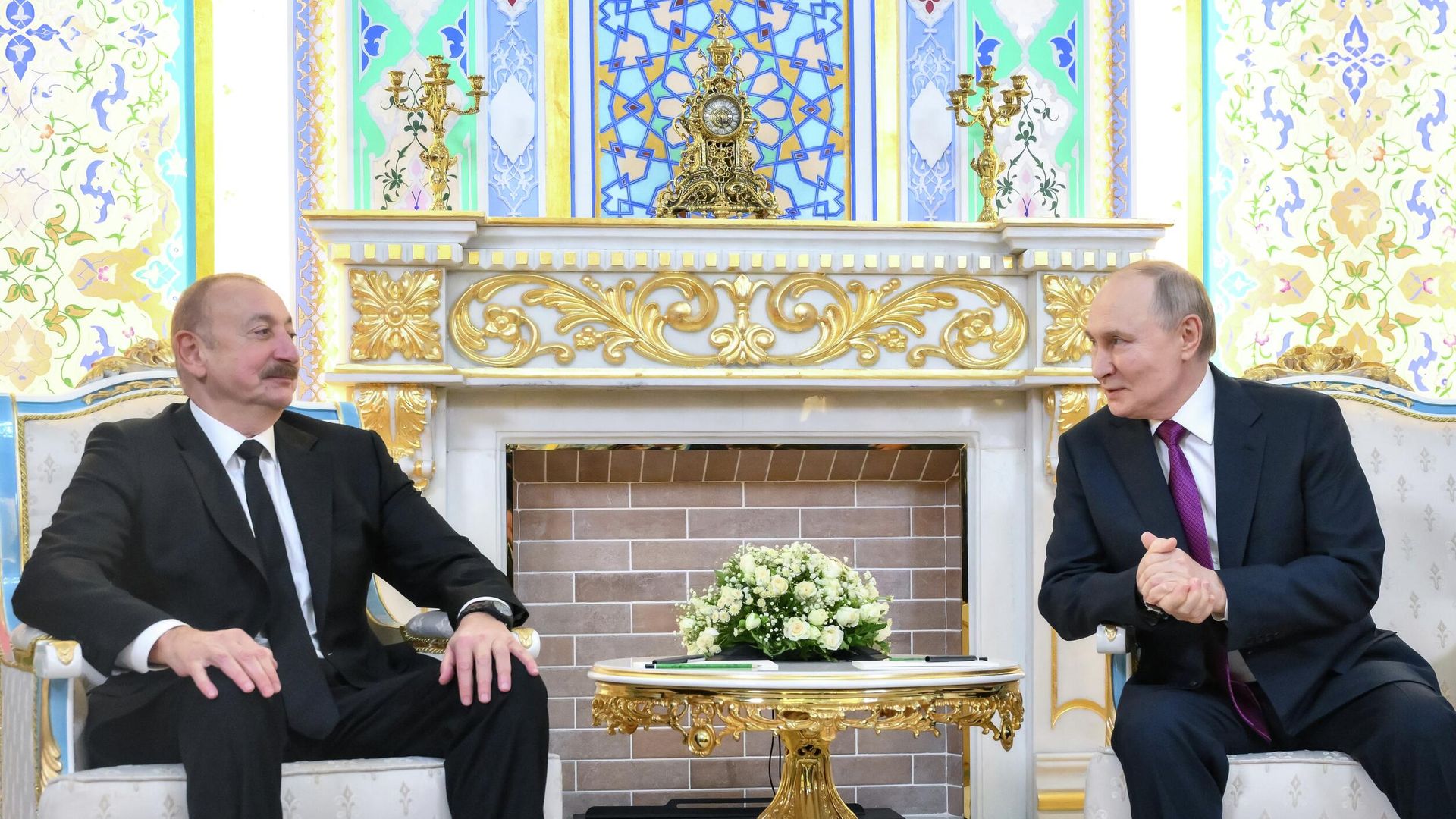 Владимир Путин и Ильхам Алиев во время встречи в Душанбе - РИА Новости, 1920, 12.10.2025