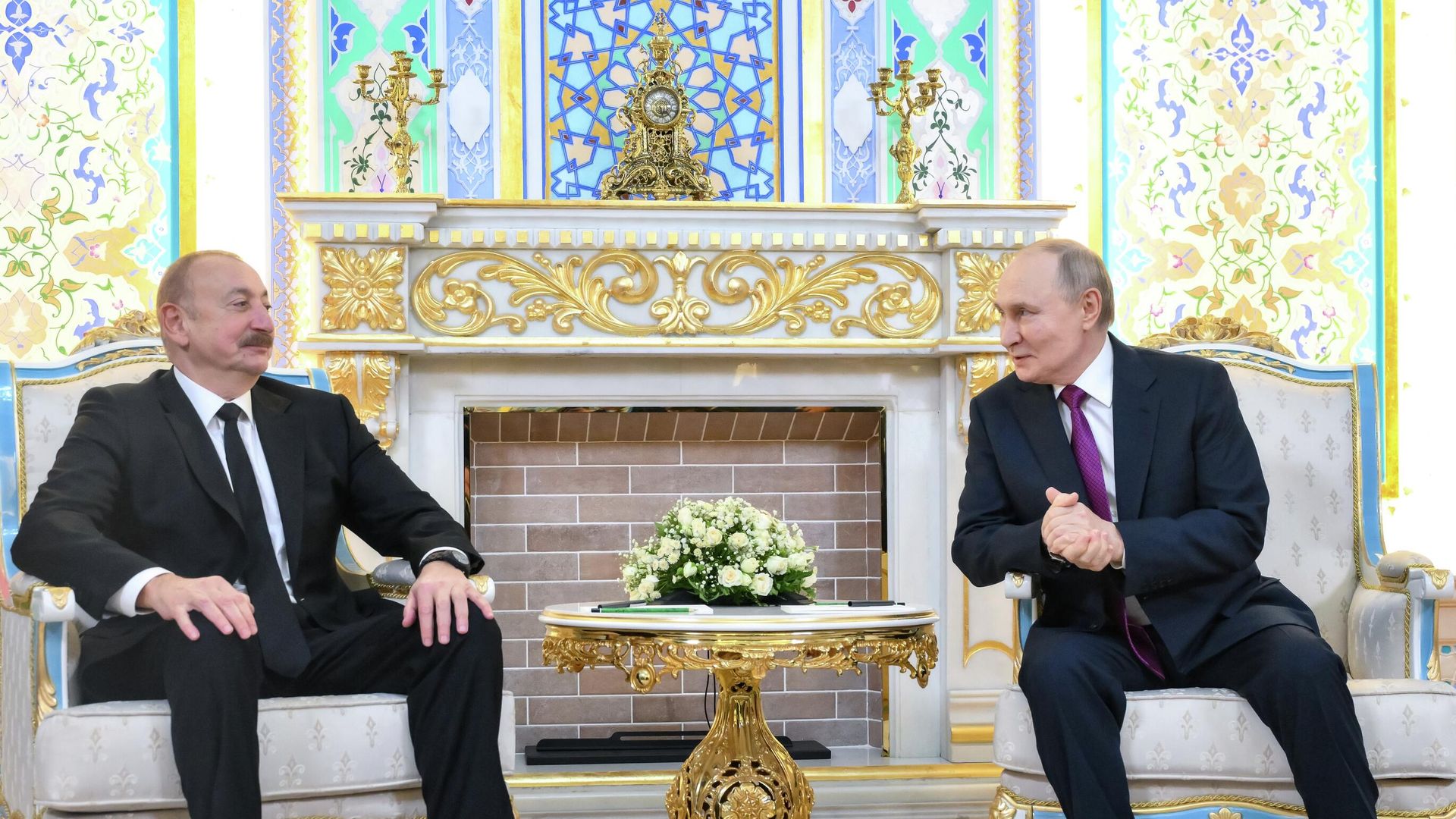 Владимир Путин и Ильхам Алиев во время встречи в Душанбе Владимир Путин и Ильхам Алиев во время встречи в Душанбе - РИА Новости, 1920, 12.10.2025