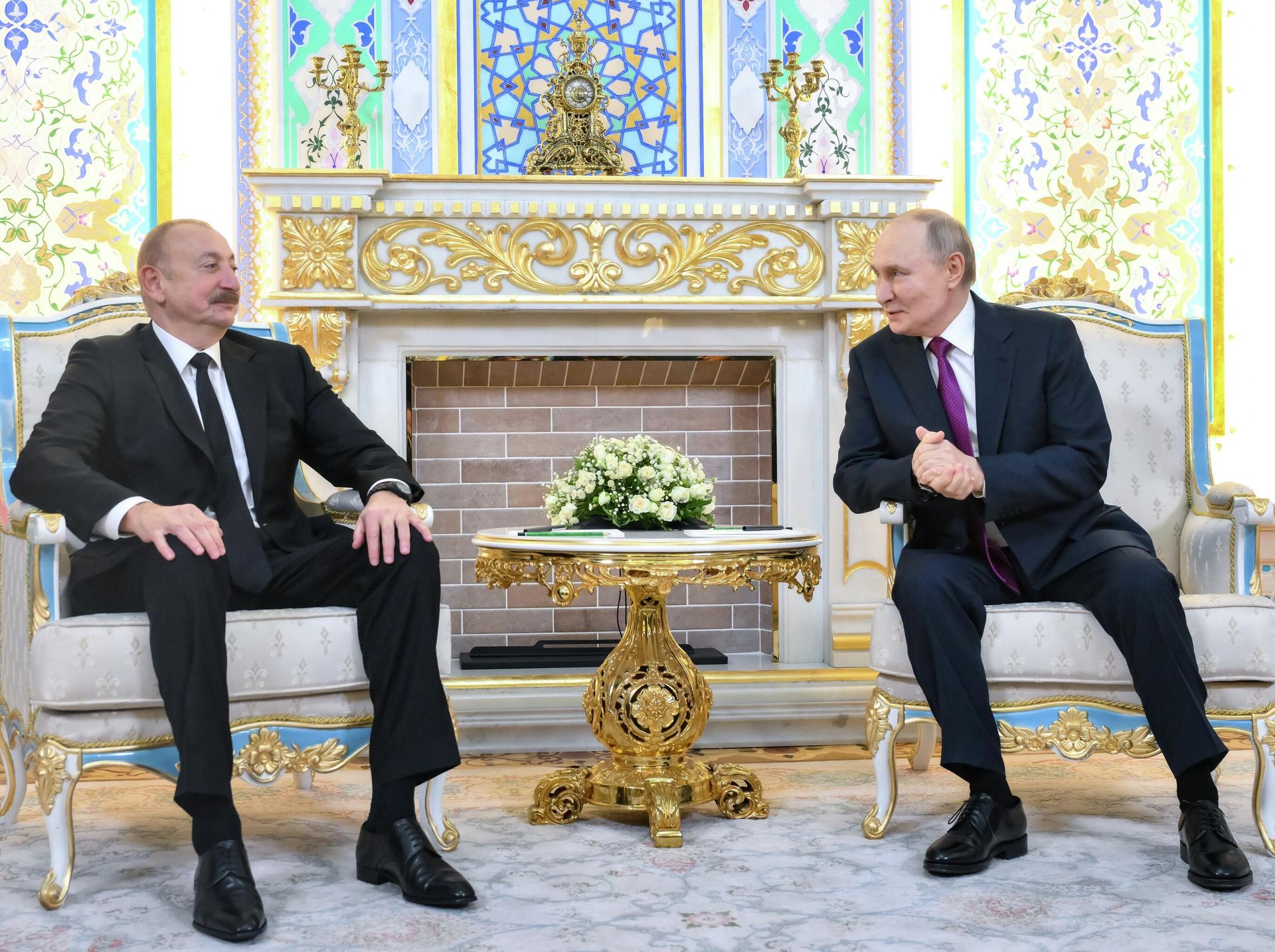 Президент РФ Владимир Путин и президент Азербайджана Ильхам Алиев во время встречи в Правительственной резиденции в Душанбе - РИА Новости, 1920, 09.10.2025