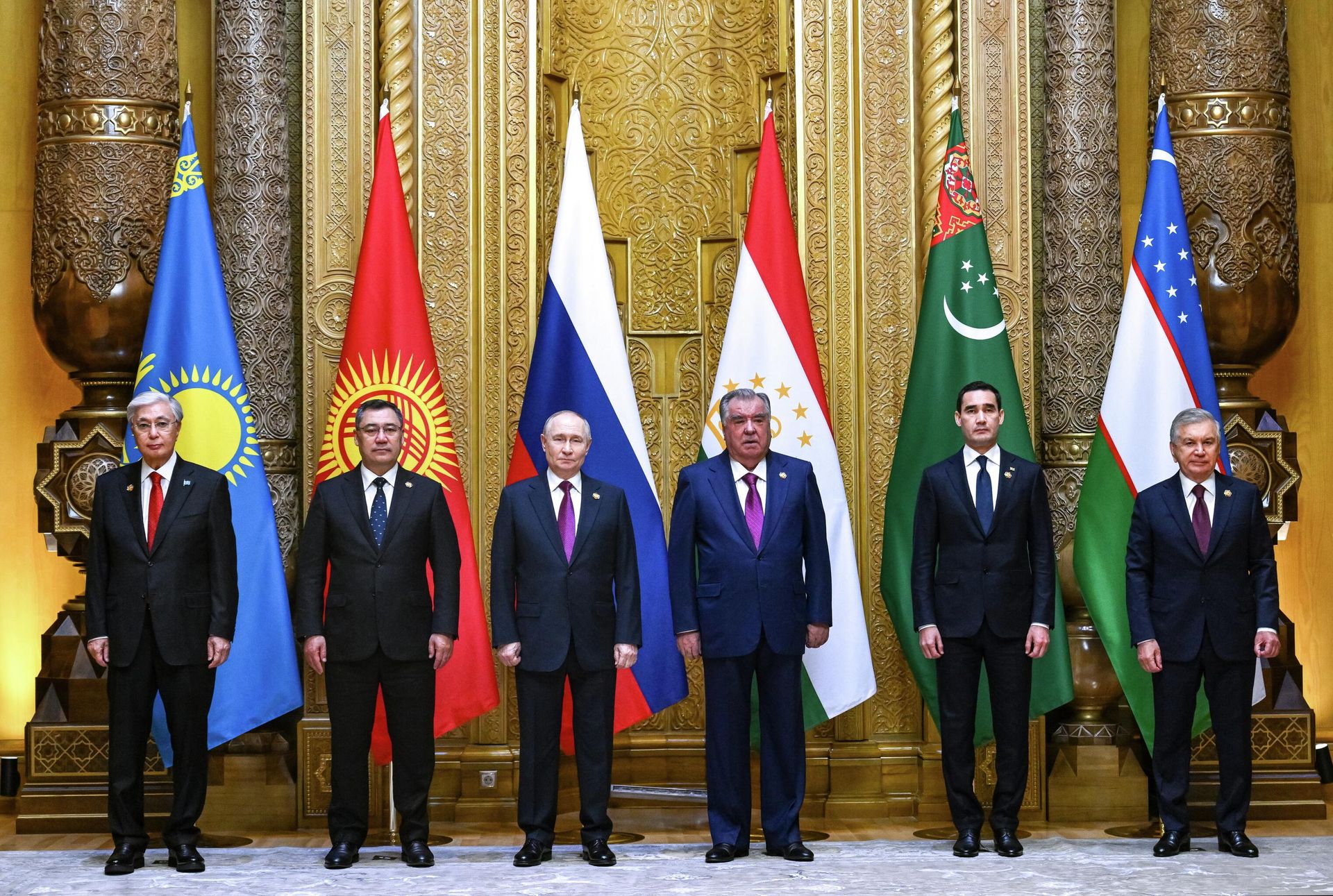 Президент РФ Владимир Путин на церемонии фотографирования глав государств-участников Второго саммита Россия - Центральная Азия - РИА Новости, 1920, 09.10.2025