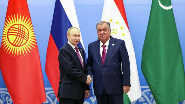 Президент РФ Владимир Путин и президент Таджикистана Эмомали Рахмон