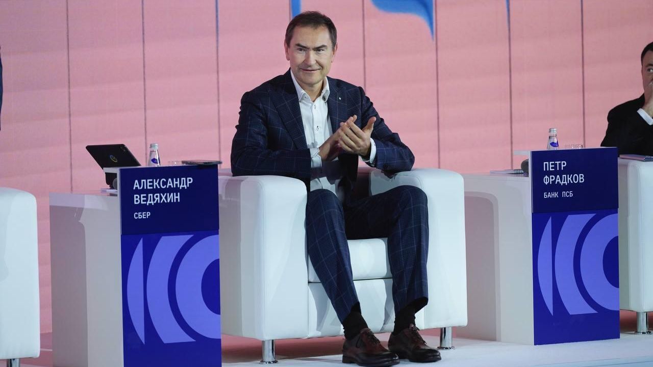 Первый заместитель председателя правления Сбербанка Александр Ведяхин Первый заместитель председателя правления Сбербанка Александр Ведяхин - РИА Новости, 1920, 09.10.2025