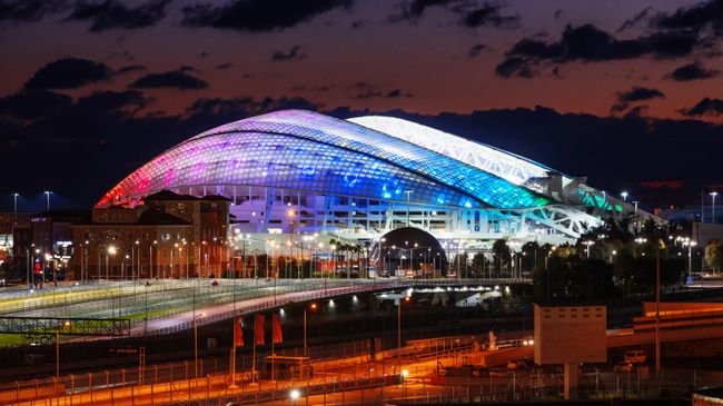 Стадион Фишт и радужный мост в Олимпийском парке в Сочи