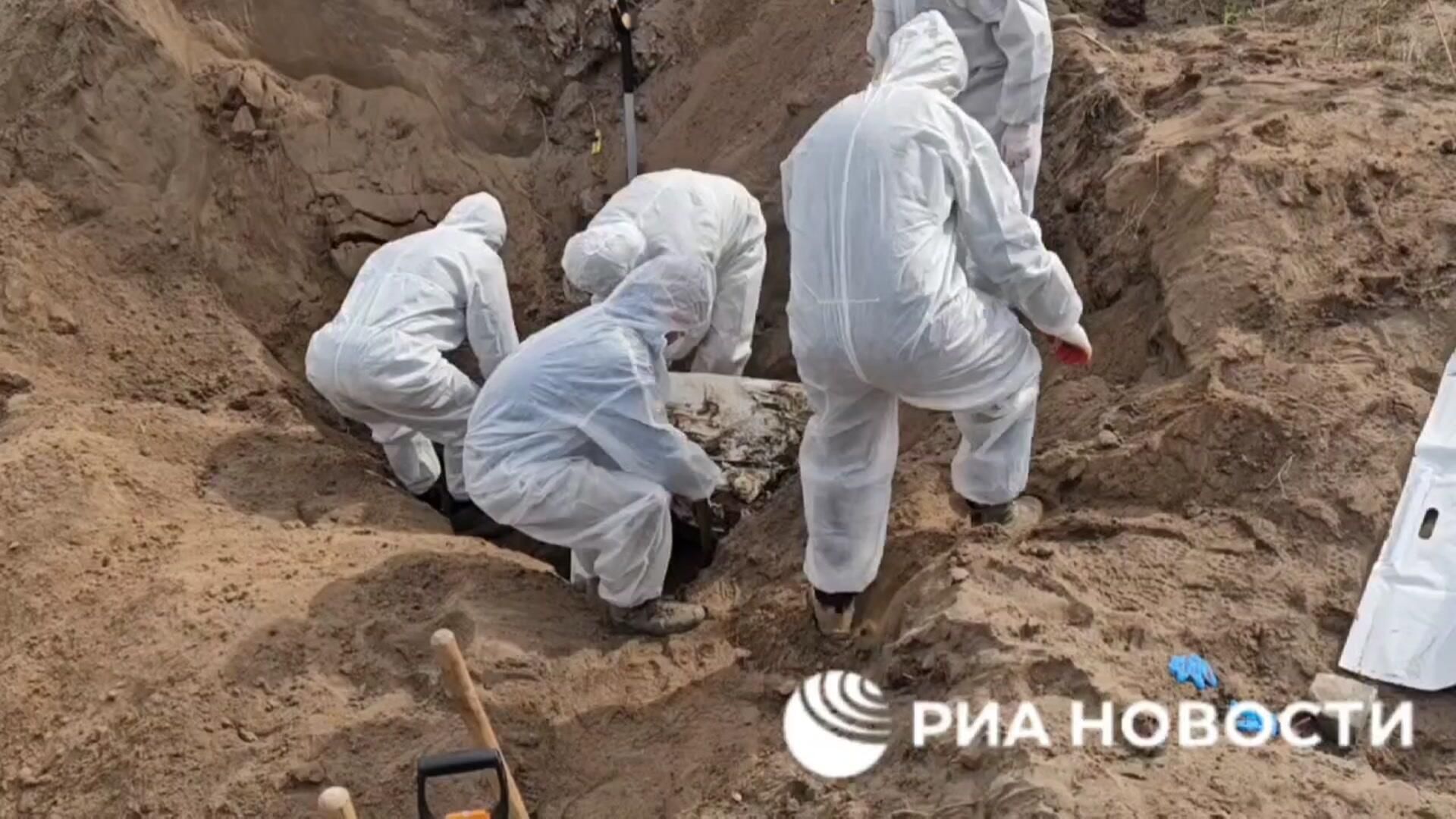 Работы на месте массового захоронения мирных жителей в Северодонецке в ЛНР Работы на месте массового захоронения мирных жителей в Северодонецке в ЛНР - РИА Новости, 1920, 09.10.2025