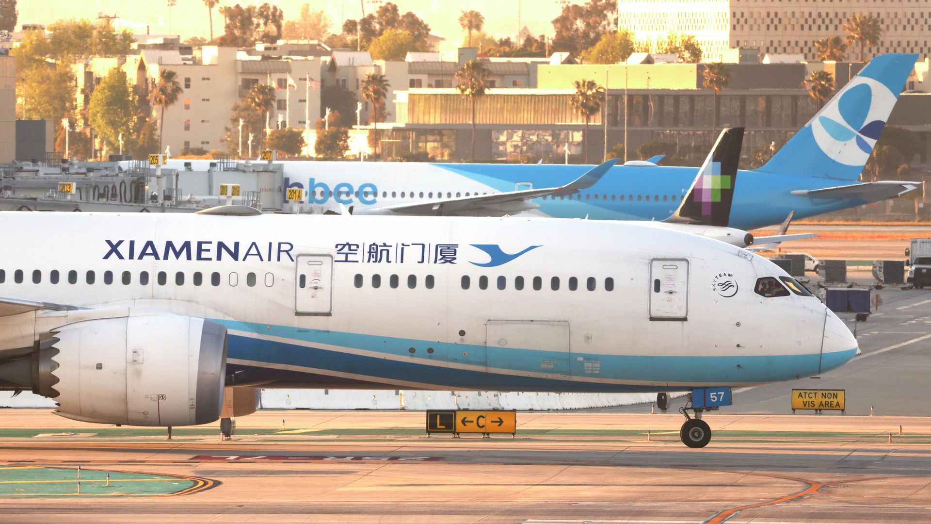 Самолет авиакомпании Xiamen Air в международном аэропорту Лос-Анджелеса - РИА Новости, 1920, 09.10.2025