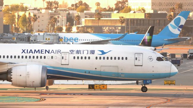 Самолет авиакомпании Xiamen Air в международном аэропорту Лос-Анджелеса