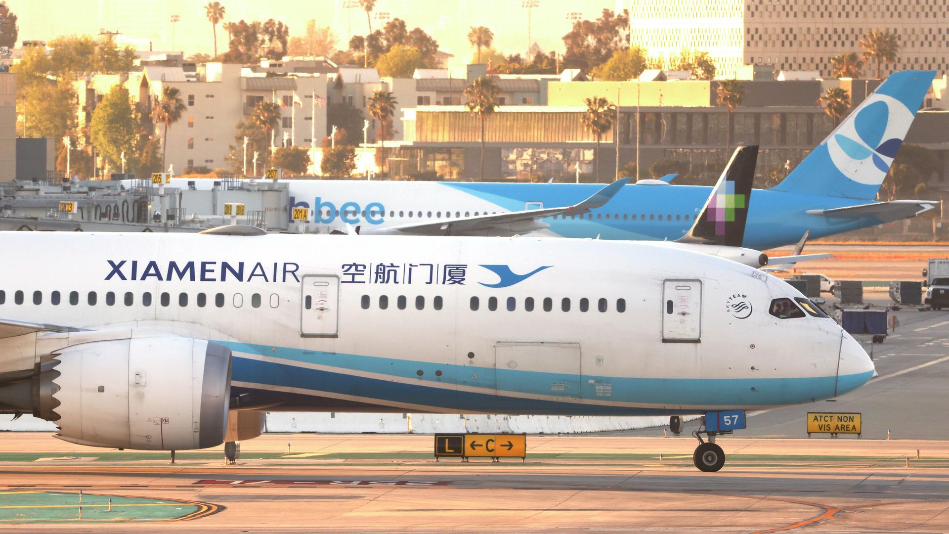 Самолет авиакомпании Xiamen Air в международном аэропорту Лос-Анджелеса Самолет авиакомпании Xiamen Air в международном аэропорту Лос-Анджелеса - РИА Новости, 1920, 09.10.2025