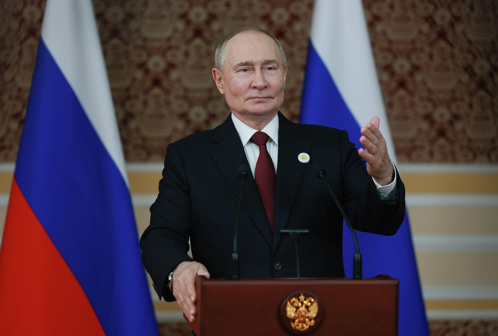 Президент РФ Владимир Путин выступает перед представителями СМИ в Душанбе Президент РФ Владимир Путин выступает перед представителями СМИ в Душанбе - РИА Новости, 1920, 15.10.2025