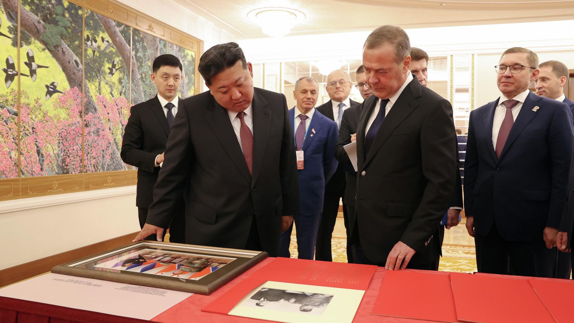 Заместитель председателя Совета безопасности РФ Дмитрий Медведев и председатель государственных дел КНДР Ким Чен Ын рассматривают архивные фотографии и документы во время встречи в Пхеньяне - РИА Новости, 1920, 11.10.2025