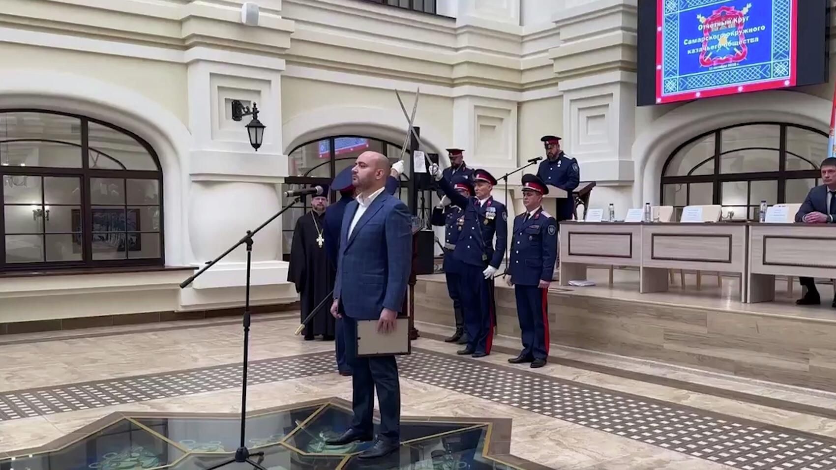 Губернатор Самарской области Вячеслав Федорищев прошел казачью и православную процедуру верстания в казаки Губернатор Самарской области Вячеслав Федорищев прошел казачью и православную процедуру верстания в казаки - РИА Новости, 1920, 11.10.2025