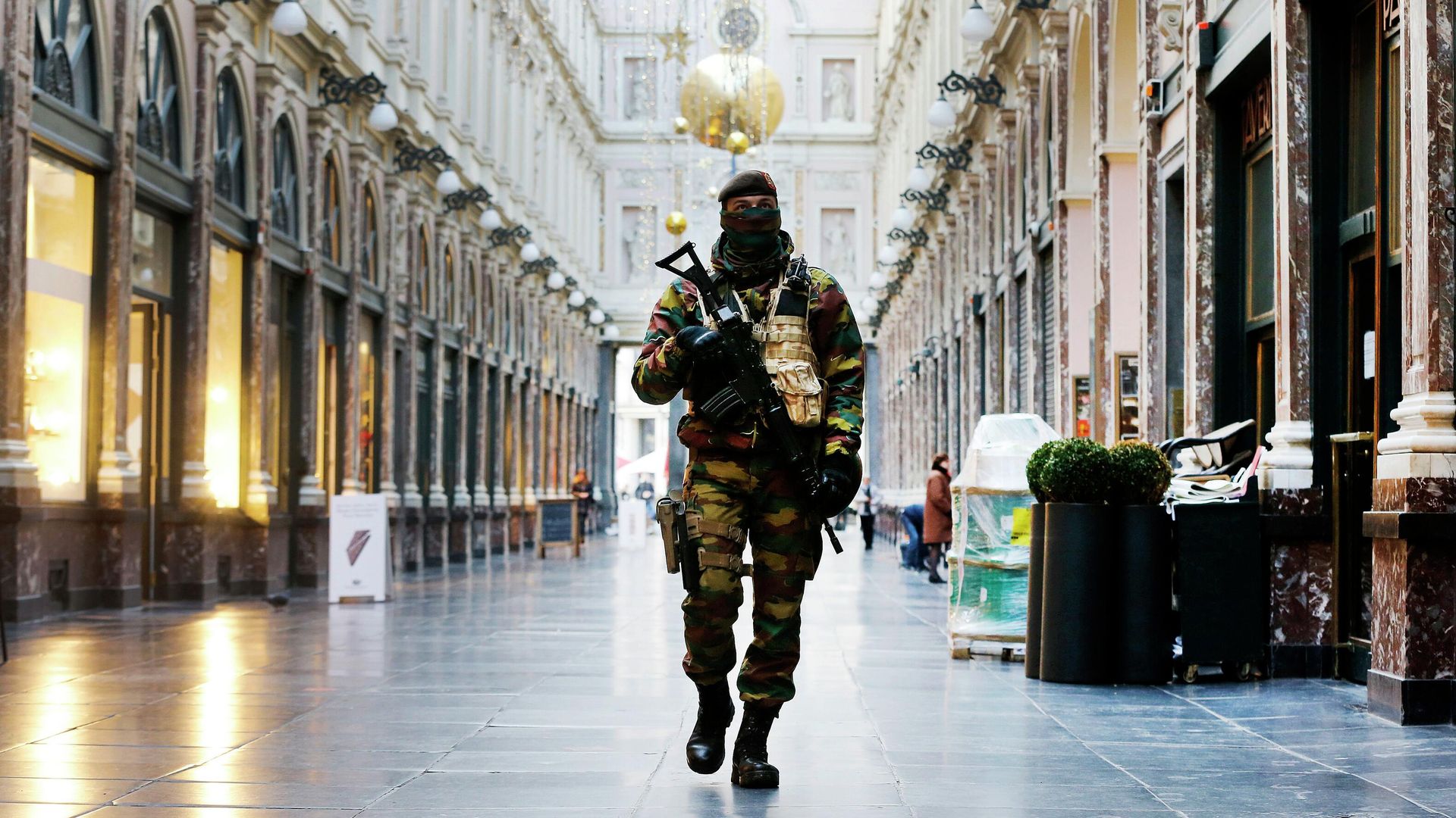 Солдат бельгийской армии патрулирует улицы в Брюсселе Солдат бельгийской армии патрулирует улицы в Брюсселе - РИА Новости, 1920, 11.10.2025