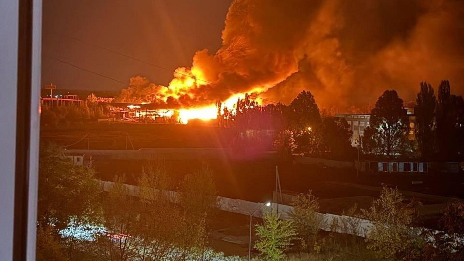 Пожар в гипермаркете в Донецке 11 октября 2025 Пожар в гипермаркете в Донецке 11 октября 2025 - РИА Новости, 1920, 11.10.2025