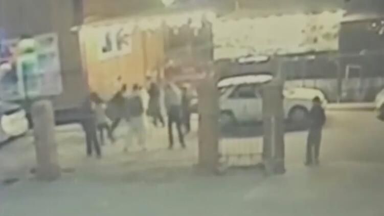 Группа подростков возле кафе на улице Ватутина во Владивостоке. Кадр видео Группа подростков возле кафе на улице Ватутина во Владивостоке. Кадр видео - РИА Новости, 1920, 12.10.2025