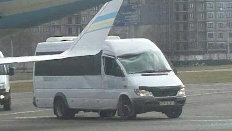 Самолет в аэропорту Иркутска задел крылом микроавтобус Самолет в аэропорту Иркутска задел крылом микроавтобус - РИА Новости, 1920, 12.10.2025