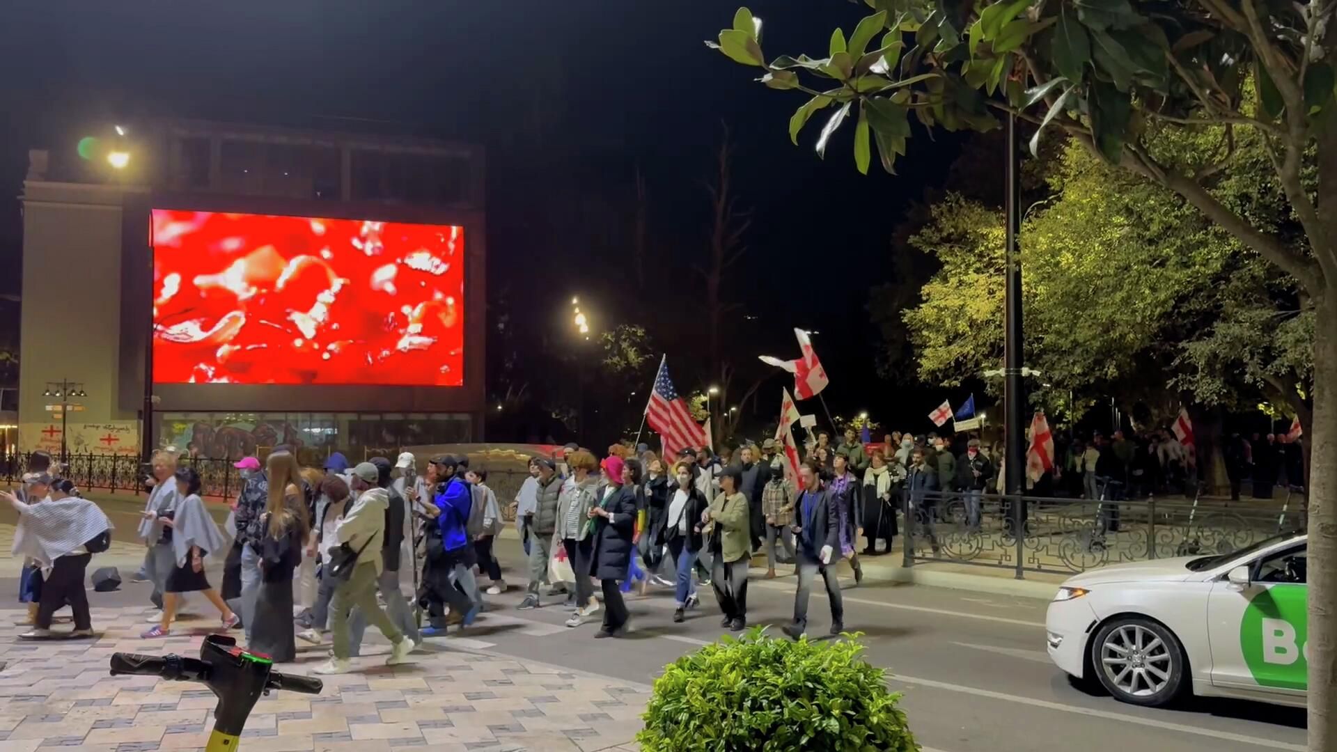Оппозиционное шествие в центре Тбилиси Оппозиционное шествие в центре Тбилиси - РИА Новости, 1920, 12.10.2025
