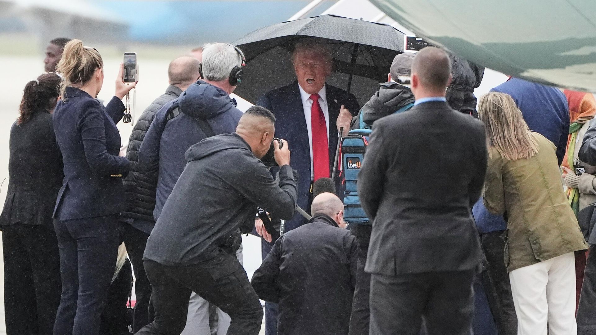 Президент США Дональд Трамп во время беседы с журналистами. 12 октября 2025 Президент США Дональд Трамп во время беседы с журналистами. 12 октября 2025 - РИА Новости, 1920, 13.10.2025