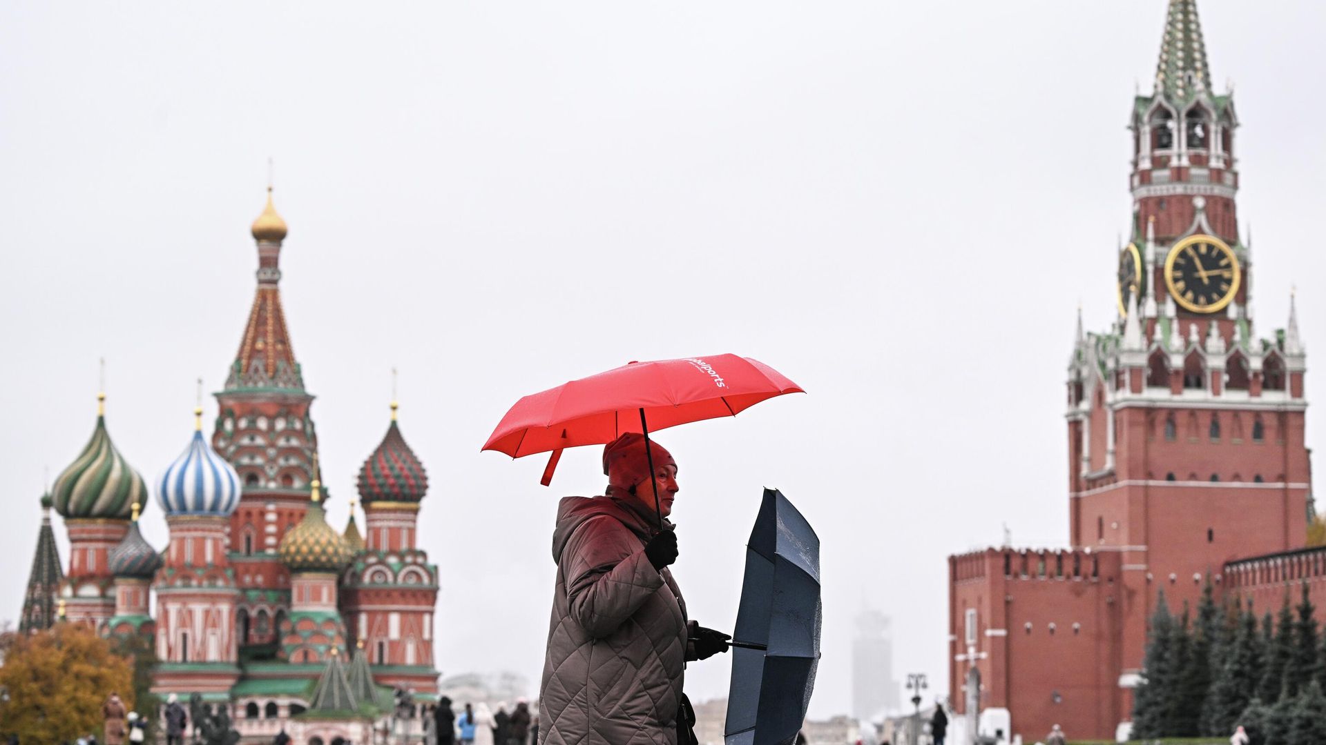 Женщина на Красной площади в Москве Женщина на Красной площади в Москве - РИА Новости, 1920, 06.12.2025