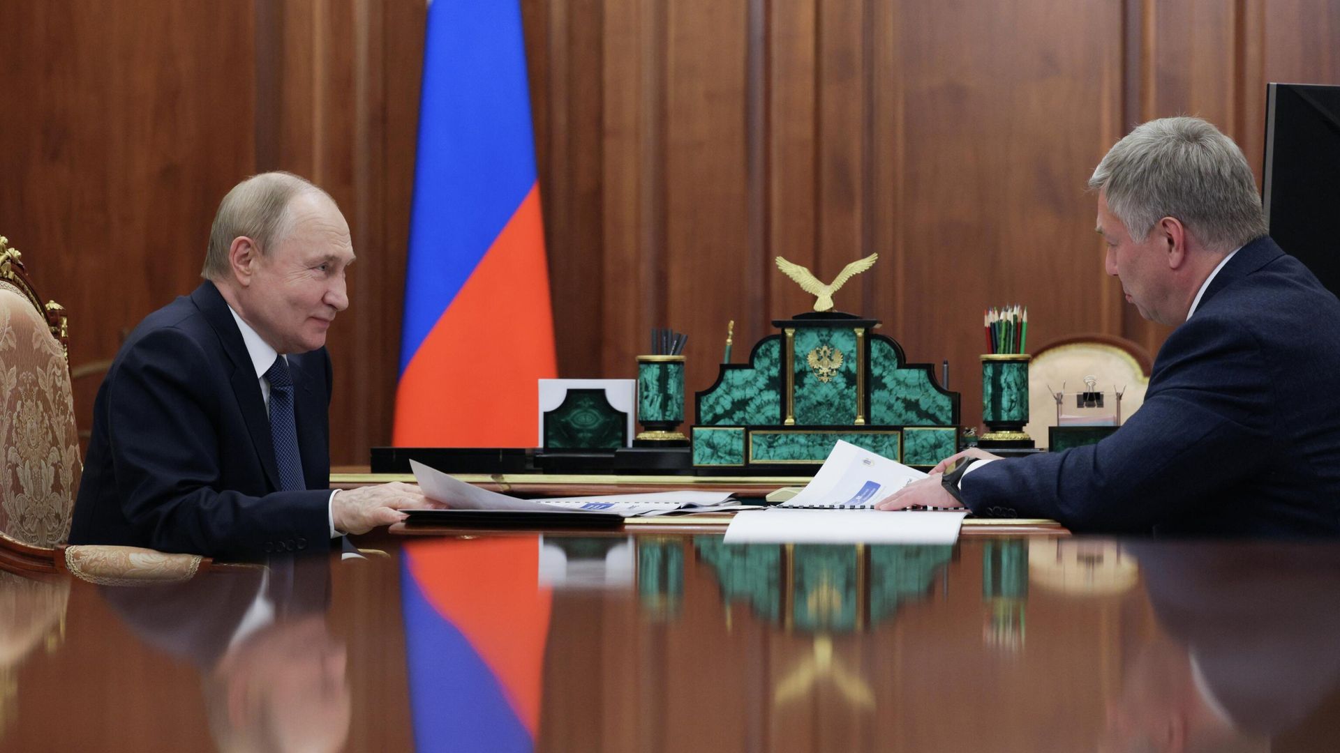 Президент России Владимир Путин и губернатор Ульяновской области Алексей Русских во время встречи - РИА Новости, 1920, 21.05.2026