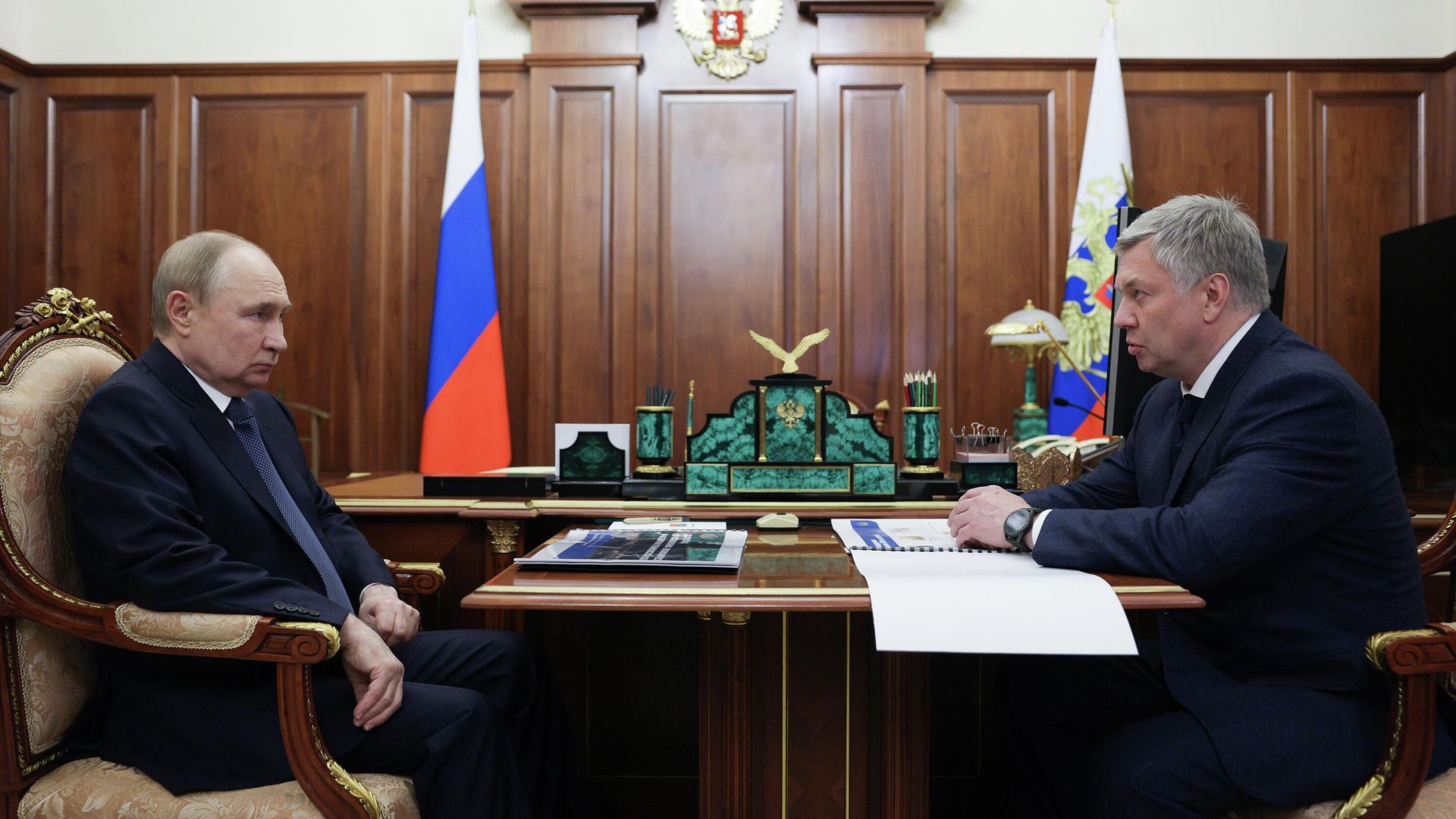 Президент России Владимир Путин и губернатор Ульяновской области Алексей Русских во время встречи Президент России Владимир Путин и губернатор Ульяновской области Алексей Русских во время встречи - РИА Новости, 1920, 13.10.2025