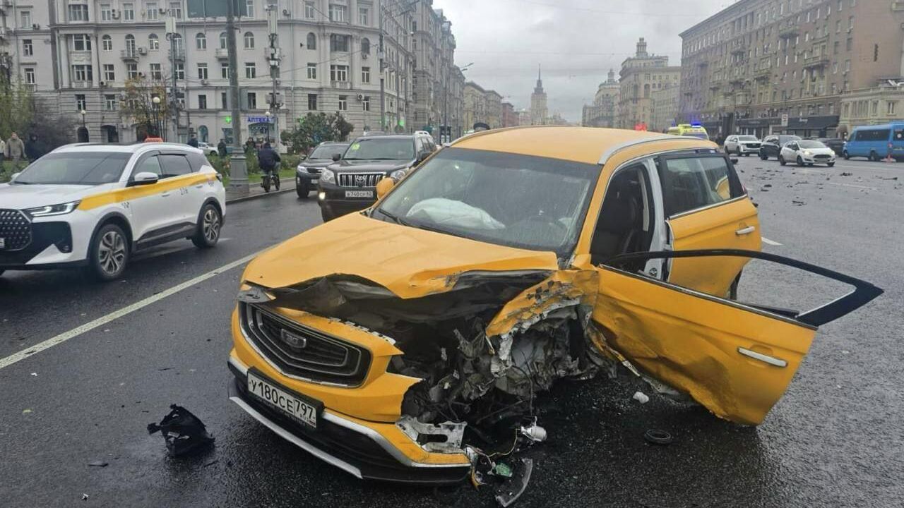 На месте ДТП на Кутузовском проспекте в Москве. 13 октября 2025 На месте ДТП на Кутузовском проспекте в Москве. 13 октября 2025 - РИА Новости, 1920, 13.10.2025