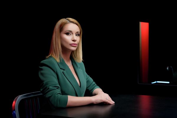 Ведущая шоу Может, хватит?! Ольга Орлова Ведущая шоу Может, хватит?! Ольга Орлова