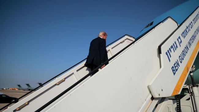 Президент США Дональд Трамп садится в самолет в международном аэропорту имени Бен-Гурион. 13 октября 2025