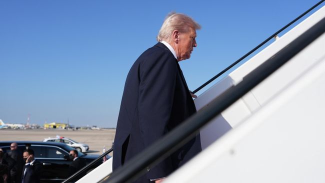 Президент США Дональд Трамп садится на борт самолета в международном аэропорту Бен-Гурион. 13 октября 2025