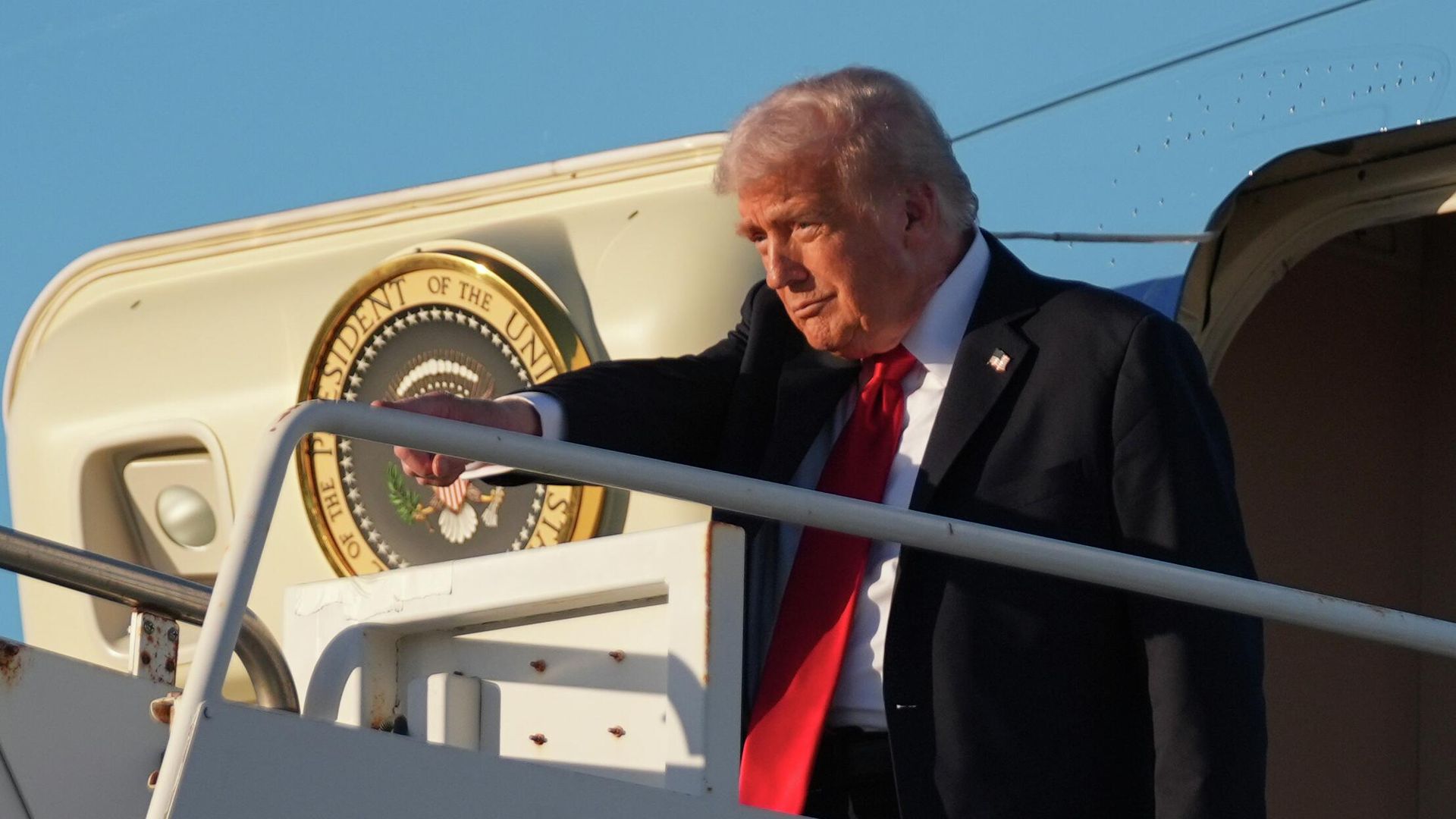 Президент США Дональд Трамп в аэропорту Шарм-эль-Шейх. 13 октября 2025 - РИА Новости, 1920, 13.10.2025