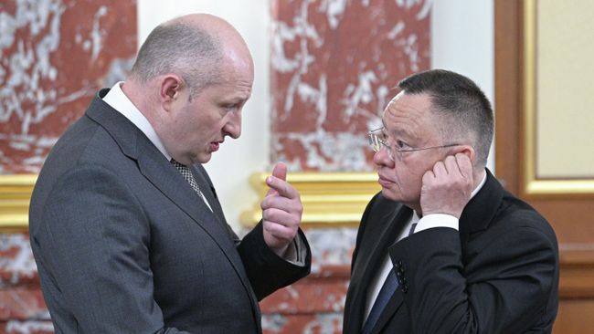 Глава МЧС РФ Александр Куренков (слева) и глава Минстроя РФ Ирек Файзуллин
