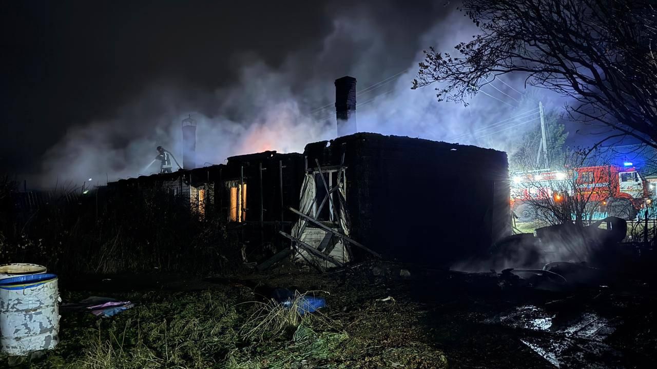 МЧС на месте пожара в частном доме села Арейское под Красноярском МЧС на месте пожара в частном доме села Арейское под Красноярском - РИА Новости, 1920, 16.10.2025