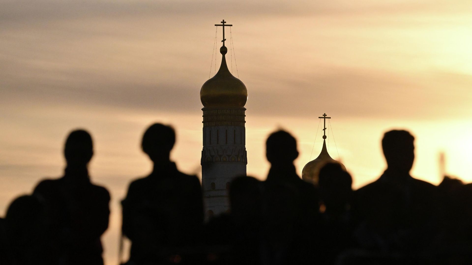 Люди в парке Зарядье в Москве Люди в парке Зарядье в Москве - РИА Новости, 1920, 28.03.2026