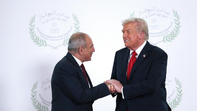Президент США Дональд Трамп и премьер-министр Армении Никол Пашинян на саммите мировых лидеров в Шарм-эль-Шейхе, Египет