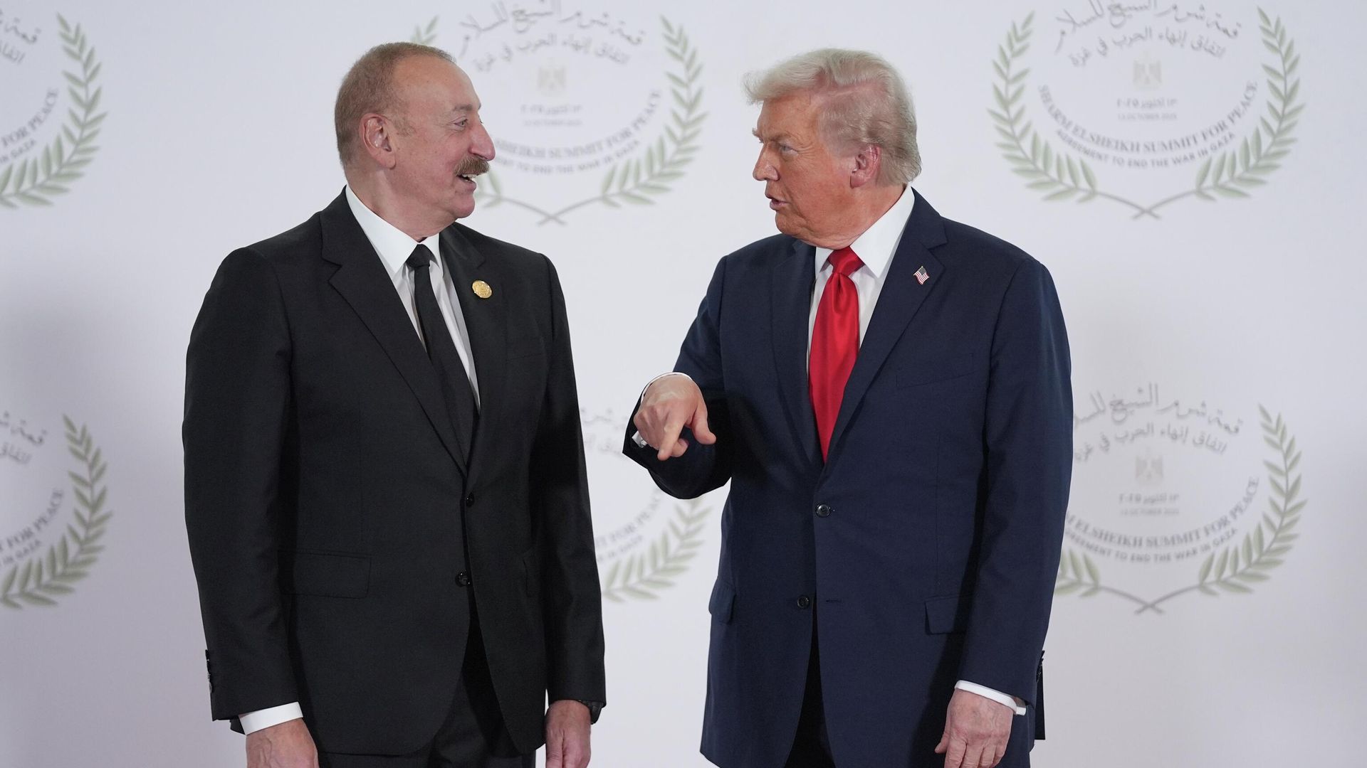 Президент США Дональд Трамп и президент Азербайджана Ильхам Алиев во время саммита по прекращению войны в Газе в городе Шарм-эш-Шейх, Египет Президент США Дональд Трамп и президент Азербайджана Ильхам Алиев во время саммита по прекращению войны в Газе в городе Шарм-эш-Шейх, Египет - РИА Новости, 1920, 13.10.2025
