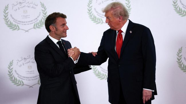 Президент США Дональд Трамп и президент Франции Эммануэль Макрон во время саммита по прекращению войны в Газе в городе Шарм-эш-Шейх, Египет