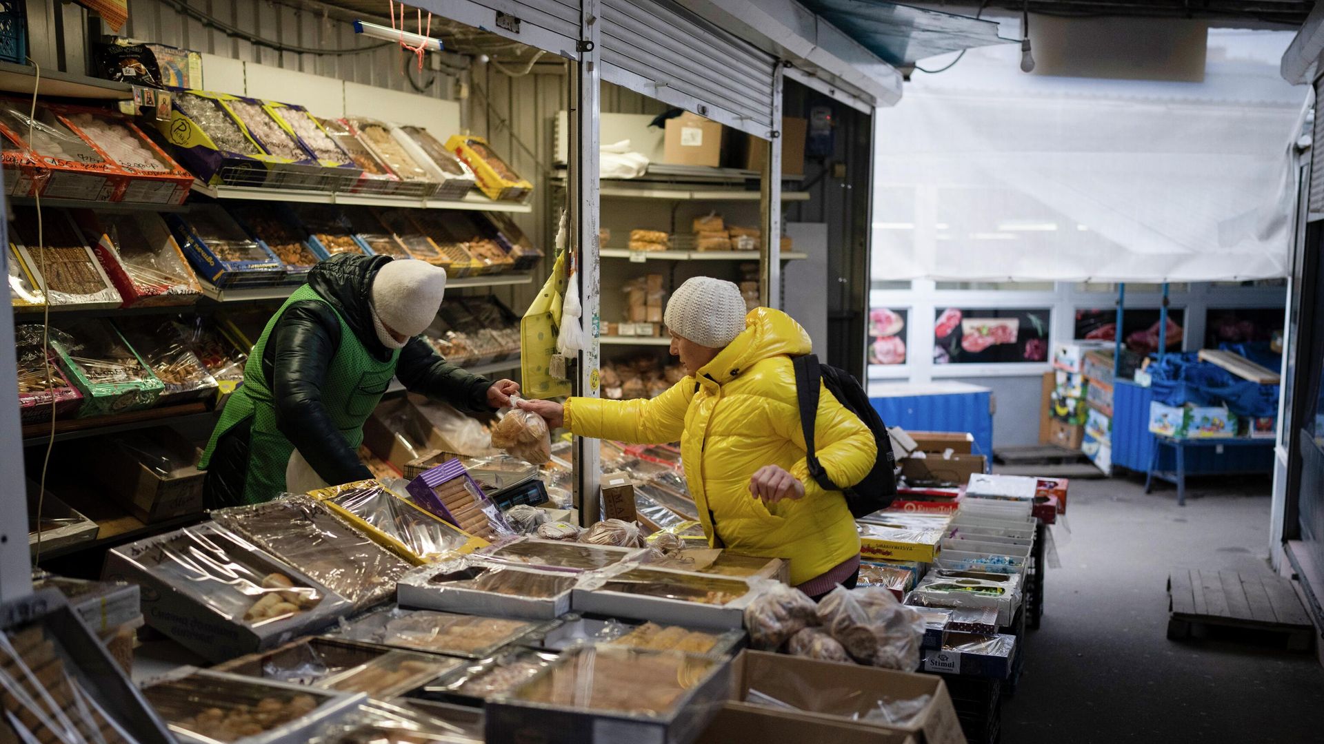 Женщина покупает продукты на рынке в Киеве, Украина Женщина покупает продукты на рынке в Киеве, Украина - РИА Новости, 1920, 14.10.2025