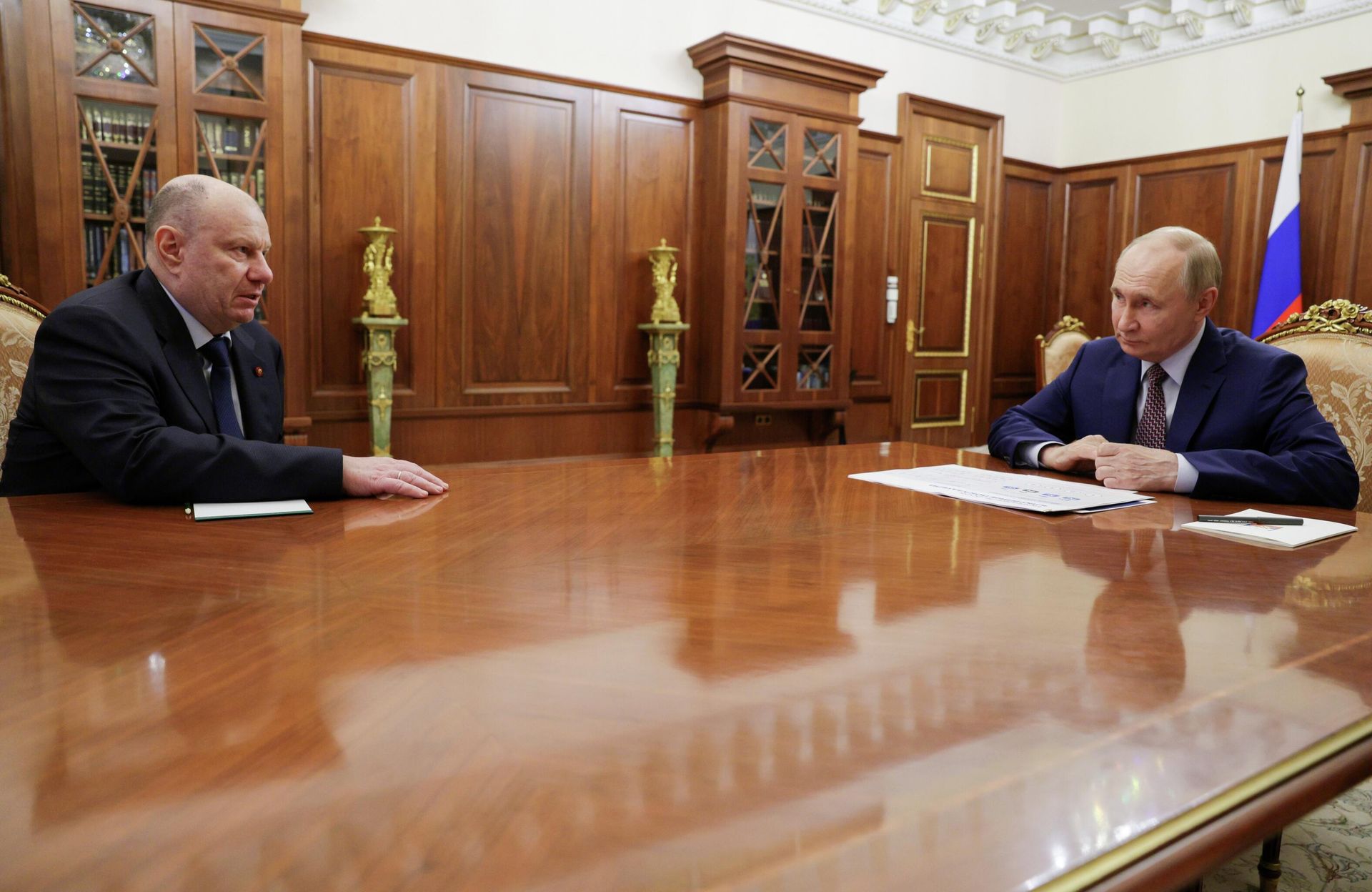Президент Владимир Путин и президент горно-металлургической компании Норильский никель Владимир Потанин во время встречи - РИА Новости, 1920, 14.10.2025