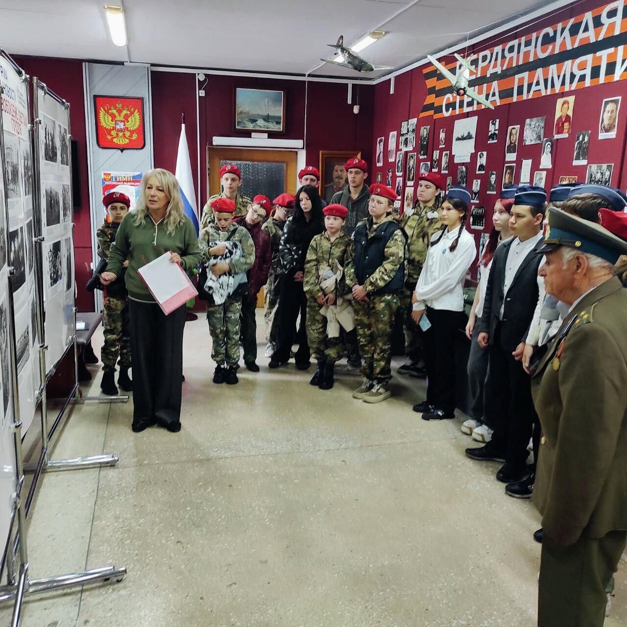 Открытие выставки в Музее Подвиг города Бердянска с использованием модулей комплексной мобильной экспозиции Освобождение. Мир народам - РИА Новости, 1920, 14.10.2025