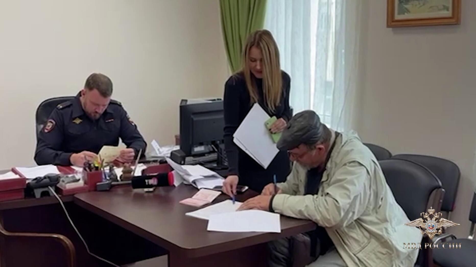 Полицейские помогают 74-летнему пенсионеру, которого власти Латвии выдворили из страны, получить российский паспорт  - РИА Новости, 1920, 16.10.2025