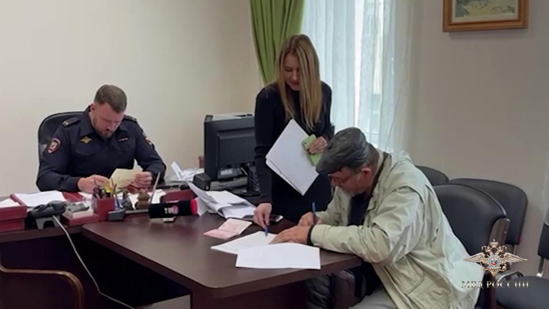 Полицейские помогают 74-летнему пенсионеру, которого власти Латвии выдворили из страны, получить российский паспорт Полицейские помогают 74-летнему пенсионеру, которого власти Латвии выдворили из страны, получить российский паспорт - РИА Новости, 1920, 16.10.2025