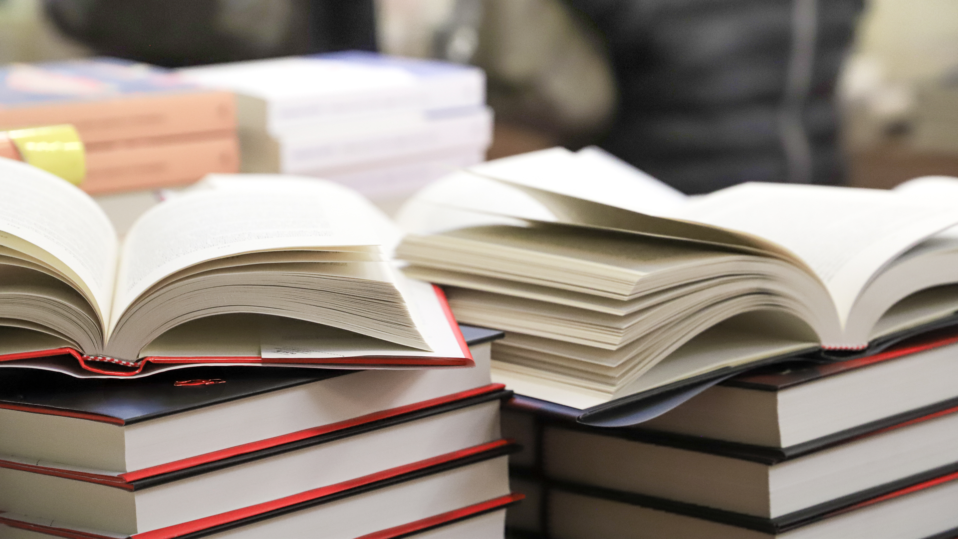 Раскрытые книги на столе - РИА Новости, 1920, 14.10.2025